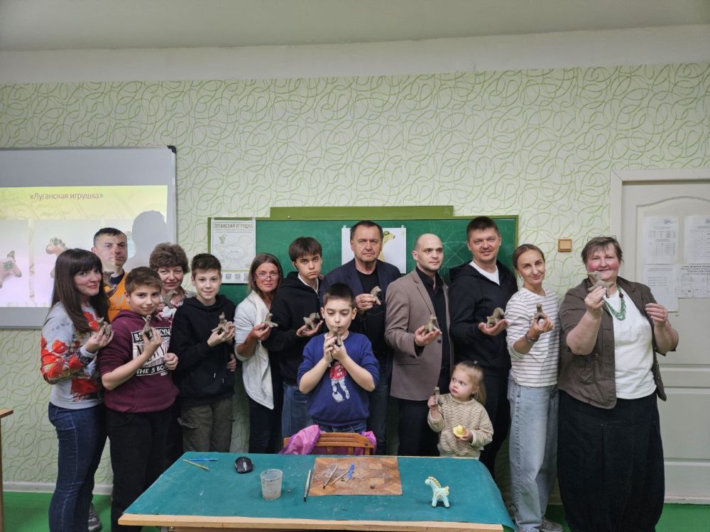 Сотрудники Управления Росреестра по Луганской Народной Республике и филиала ППК «Роскадастр» вместе со своими детьми приняли участие в увлекательном гончарном мастер-классе