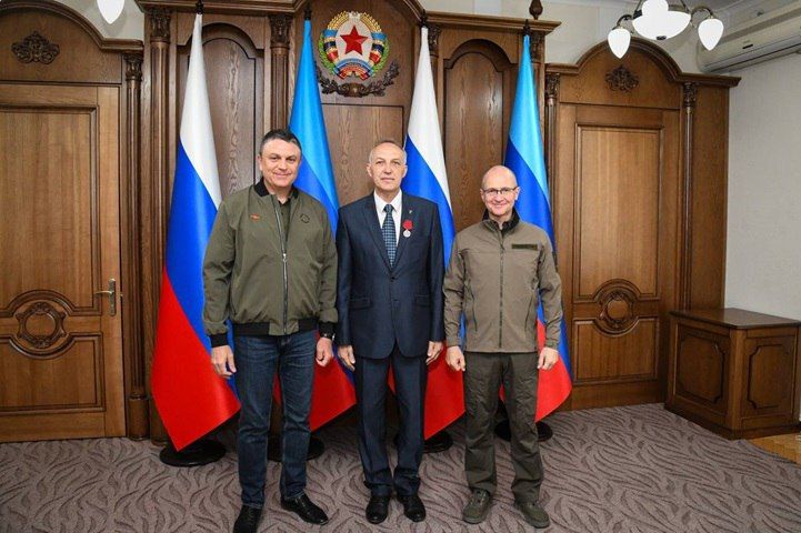 Пасечник наградил госслужащих ЛНР за трудовые успехи