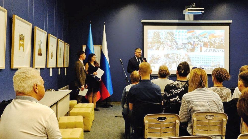 На встрече с молодежью руководитель Ассамблеи народов России в ЛНР Алексей Карякин рассказал о событиях русской весны 2014 года