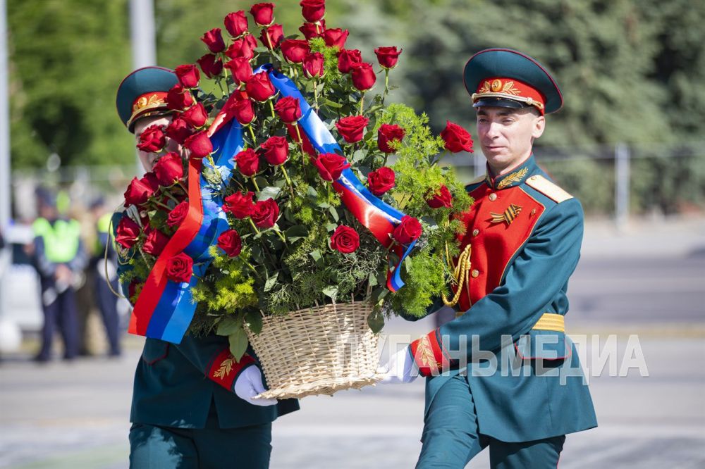 Руководители республики и города возложили цветы к Пилону Славы в Луганске