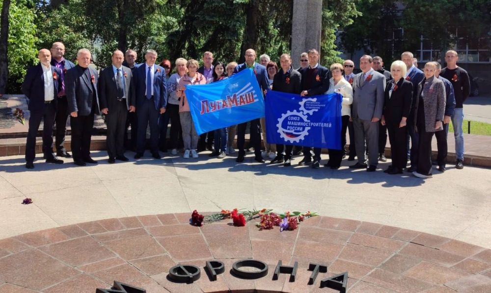 Игорь Рябушкин: 8 мая совместно с руководством «ЛУГАМАШ» и активисты ЛРО СоюзМаш России возложили цветы к Мемориалу героям фронта и тыла