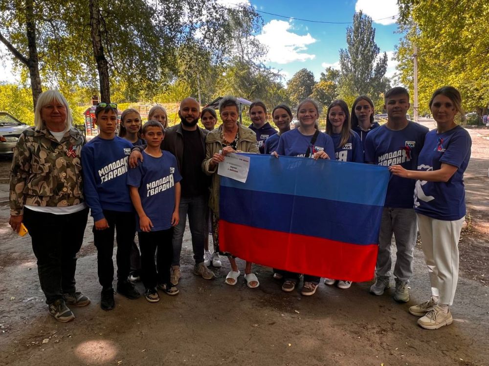 Светлана Гизай: Сегодня вместе с представителями "Молодой гвардии" «Единой России», а также нашем другом из гуманитарной миссии "От народа Италии с любовью»поздравили активистку«Русской Весны» Татьяну Кудинову с Днём Луганской Народной Республики