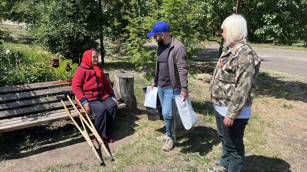 Светлана Гизай: 12 мая в День Луганской Народной Республики вместе с представителем гуманитарной миссии «От народа Италии с любовью» посетили село Крымское, куда привезли гуманитарную помощь для малоподвижных жителей