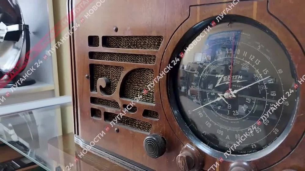 Министр цифрового развития, связи и массовых коммуникаций ЛНР Андрей Ершов провел для луганских школьников экскурсию в музее связи ООО «Луганская телефонная компания»