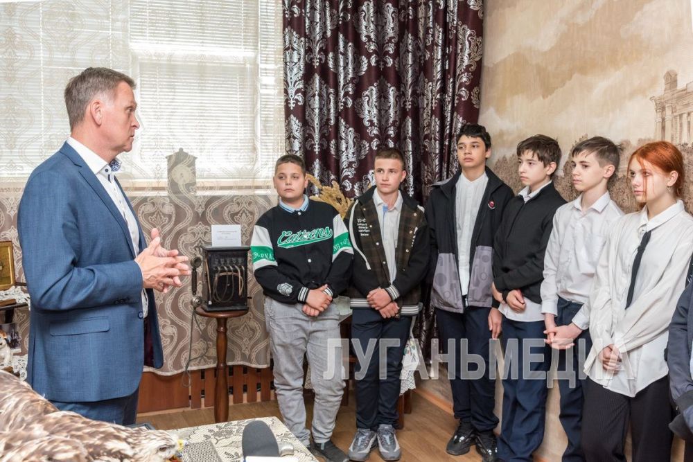 Глава Минцифры открыл экскурсию для школьников в музее связи