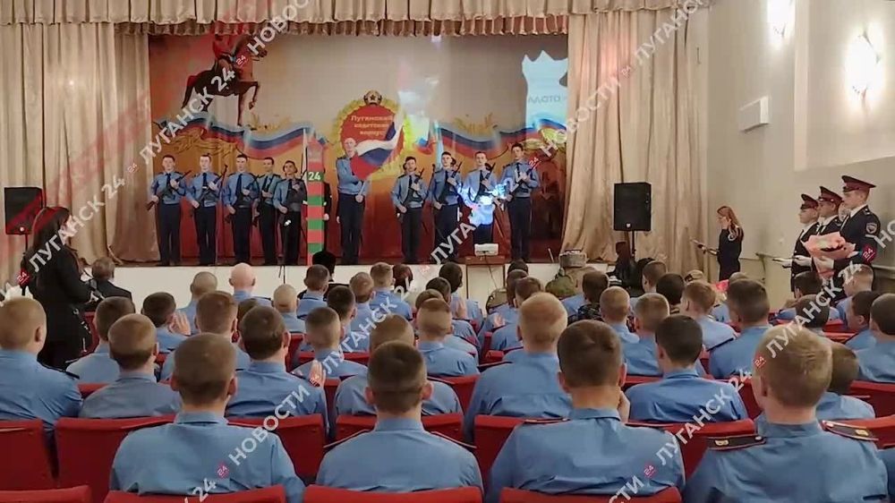 В Луганском республиканском казачьем кадетском корпусе имени маршала авиации Александра Ефимова наградили родителей, чьи сыновья отличились при выполнении боевых задач в зоне боевых действий, и тех, кто несет службу вместе с детьми