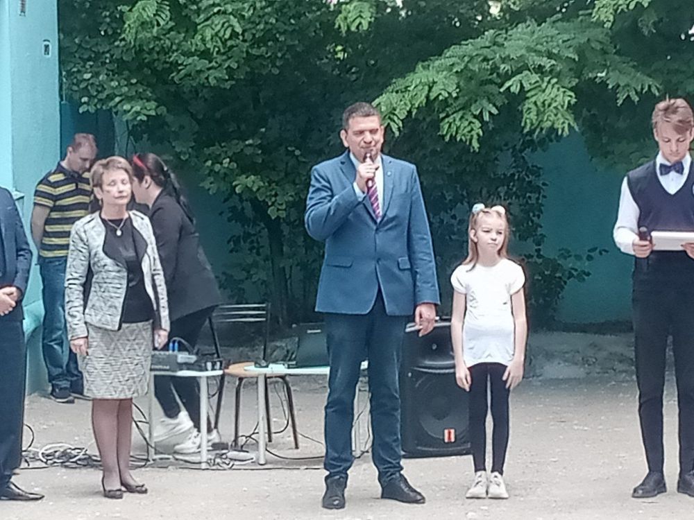 Олег Коваль: Сегодня, в Луганске, на базе УВК "Новое поколение" открыли спортивную площадку , для занятий физкультурой и...