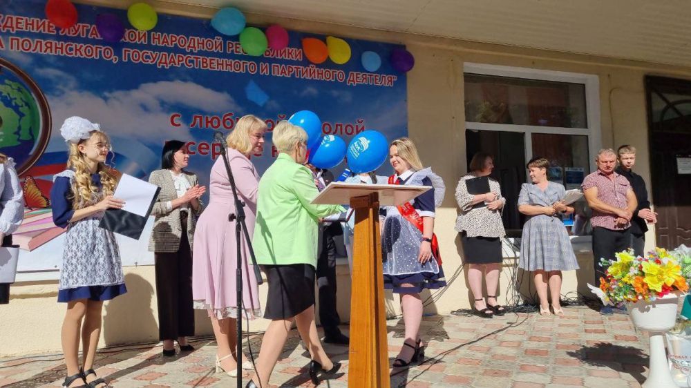 Светлана Гизай: На торжественном мероприятии по случаю Последнего звонка в Славяносербской школе первичному отделению и активистам «Молодой Гвардии Единой России» были вручены Благодарности от Славяносербского местного отделения ВПП «Единая Россия»