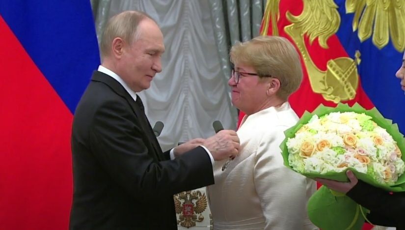 Наталия Пащенко: Поздравляю Валентину Макарук заведующую отделением экстренной и неотложной медицинской помощи - врача-анестезиолога-реаниматолога Луганской республиканской клинической больницы с заслуженной наградой