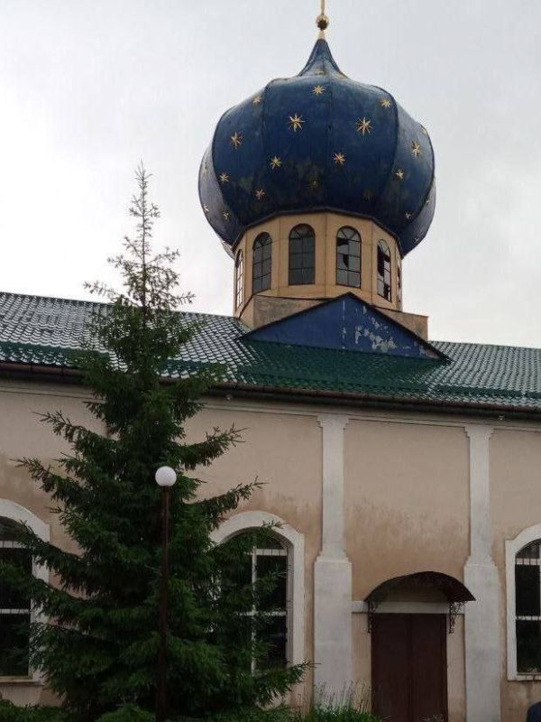 Повреждения в результате вчерашнего обстрела Первомайска получил Свято-Петро-Павловский храм города