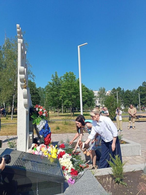 Жители ЛНР несут цветы к памятнику погибшим детям в парке Щорса в Луганске