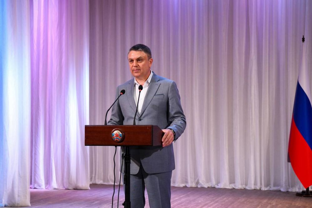 Инна Швенк: В преддверии Дня защиты детей, совместно с Главой Луганской Народной Республики Леонидом Ивановичем Пасечником в торжественной обстановке вручили 24 семьям, которые воспитывают 5 и более детей, медали «Родительская слава»