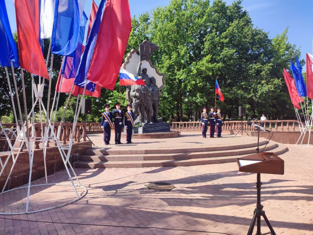 Виктор Водолацкий: В день празднования главного государственного праздника нашей страны - Дня России, вместе с Главой Луганской Народной Республики Пасечник Л.И., Председателем Народного Совета ЛНР Мирошниченко Д.Н., Сенатором РФ от ЛНР Бас О.Е