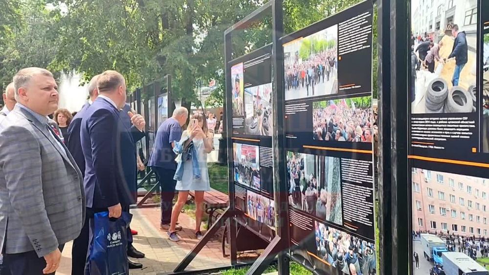 На фестивале национальных культур председатель Общественной палаты ЛНР и регионального отделения Ассамблеи народов России Алексей Карякин презентовал губернатору Калужской области Владиславу Шапше привезённую в региону фотовыставку "Русская весна