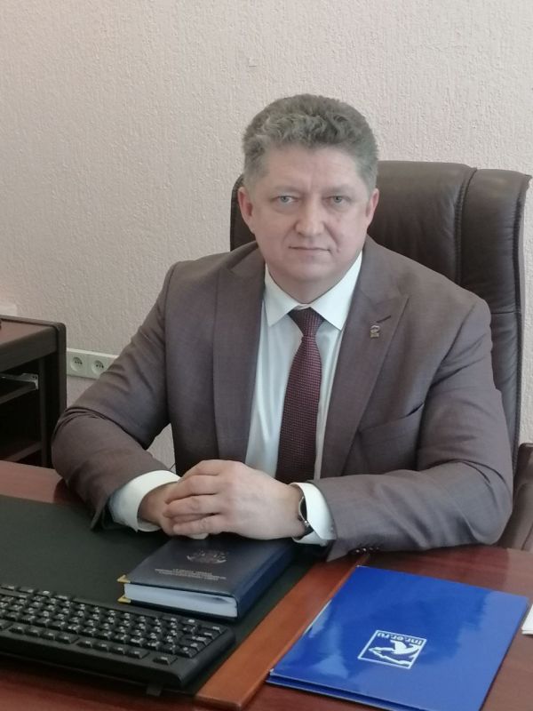 Дорогие земляки!. Сегодня день великой страны, День России – могучей страны, в который мы живём, трудимся на её благо, любим, создаём семьи, воспитываем детей