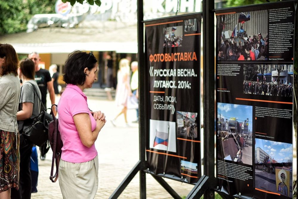 В День России в Калуге открылась уличная выставка, посвященная 10-летию Русской весны в Луганске – Общественная палата ЛНР