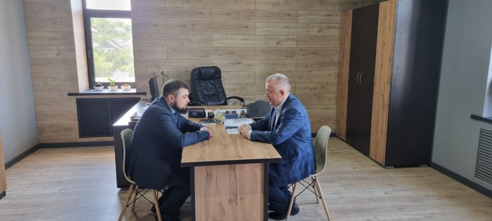 Виктор Водолацкий: Как и обещал медицинским работникам Луганской городской многопрофильной больницы 2, прибыл на встречу с главным врачом Быковым Д.В