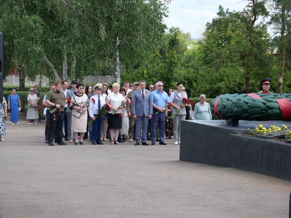 В Луганске состоялось возложение цветов к Братской могиле