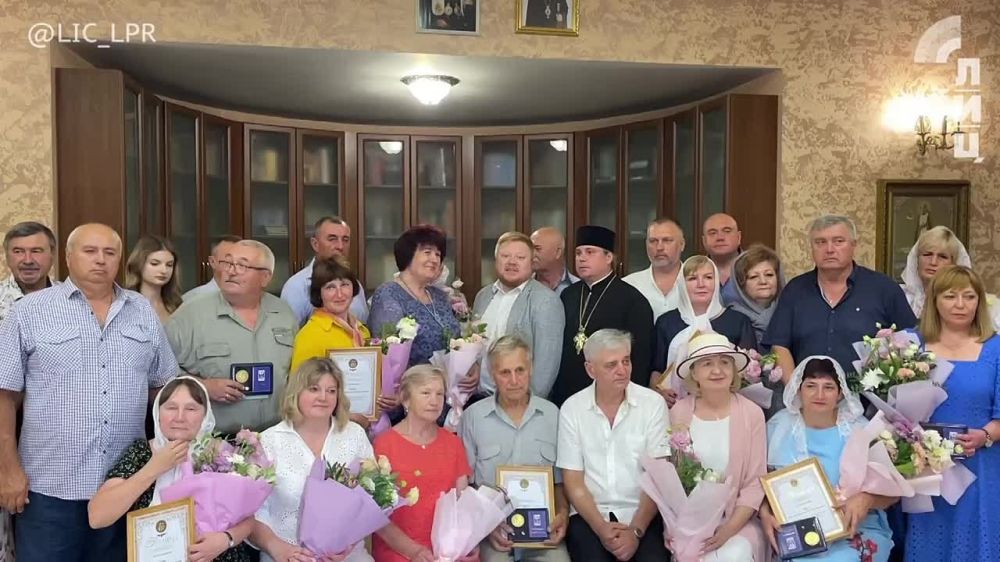 Более 20 семей из ЛНР получили медали «За любовь и верность», вручение наград состоялось в ходе торжественного собрания по случаю Дня семьи, любви и верности в луганском храме в чести иконы Божией Матери «Умиление»