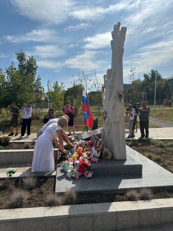 Инна Швенк: Работники аппарата Уполномоченного по правам ребенка в Луганской Народной Республике почтили память детей-жертв войны в Донбассе