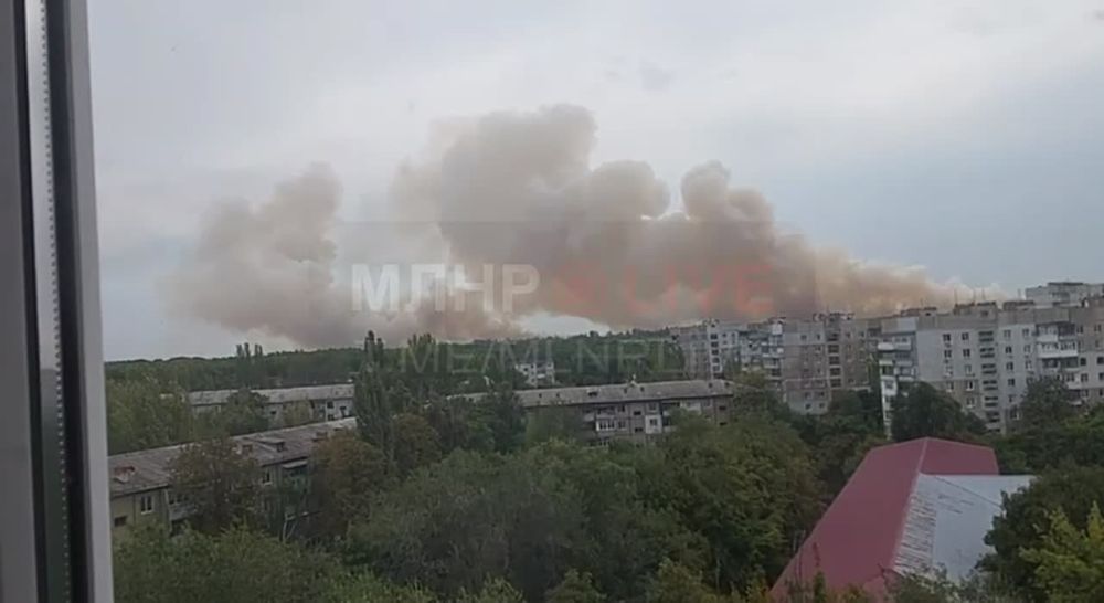 Родион Мирошник: В Луганске громко!. ВСУ предприняли попытку удара по Луганску. Местные жители говорят, что активно работает ПВО. На окраине города видно задымление