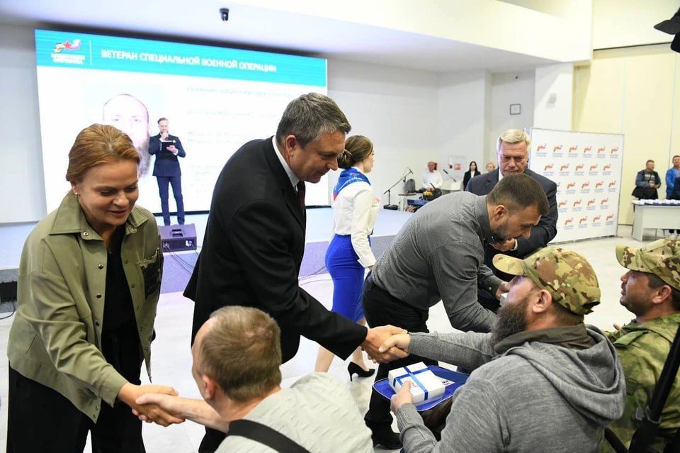 Ветеранам СВО из ЛНР вручили ключи от автомобилей