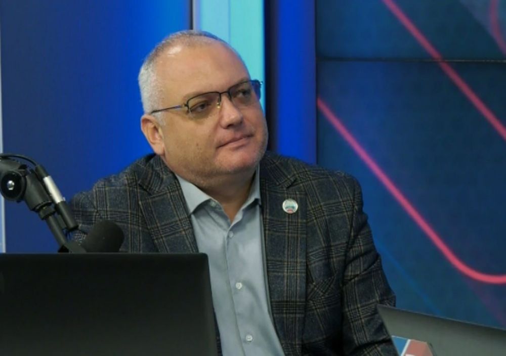 Председатель комиссии по вопросам развития культуры, образования и науки Общественной палаты ЛНР Антон Кондратенко в эфире проекта «Луганск LIVE» рассказал о значении акции «Журавли» для подрастающего поколения: