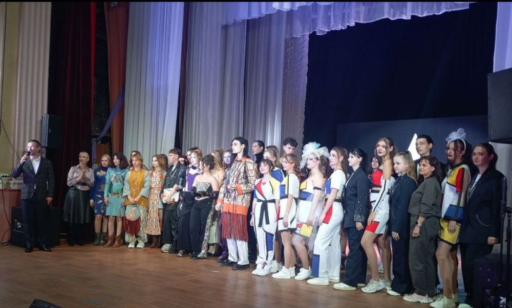 В Луганском Дворце культуры представили показ «Модное измерение» студии «Диана»