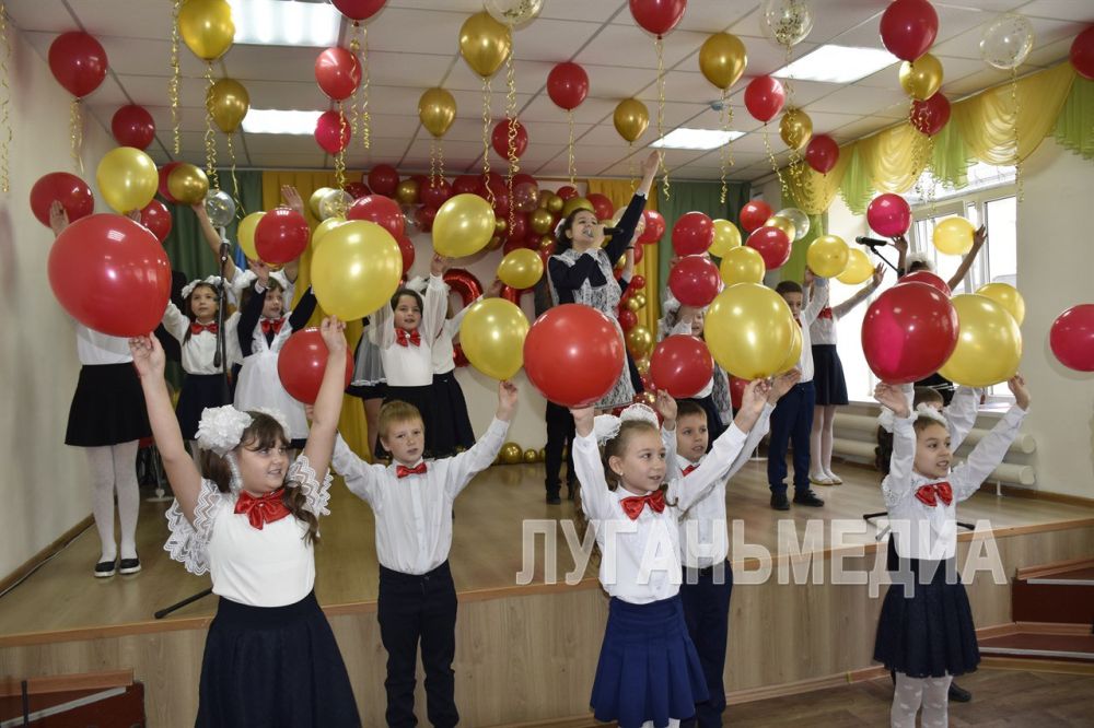 В Антрацитовской средней школе № 13 имени воина-интернационалиста Виктора Викторовича Тихненко прошло торжественное мероприятие по случаю 100-летнего юбилея со дня основания общеобразовательного учреждения