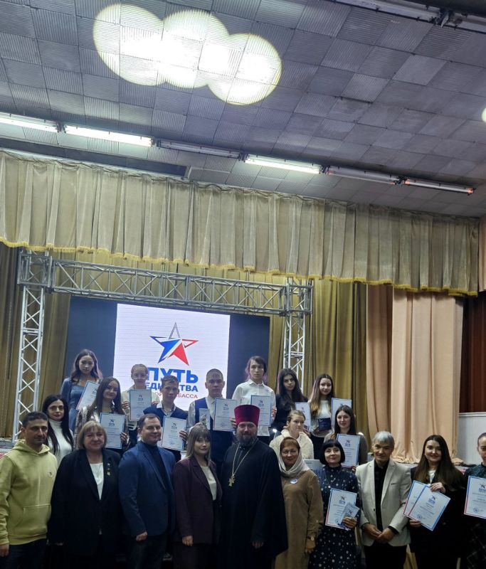 В Луганске завершился первый этап конкурса «Путь единства. Герои Донбасса», проводимого Межрегиональной общественной организацией «Содействие патриотическому воспитанию «Единство» при поддержке Президентского фонда культурных инициатив