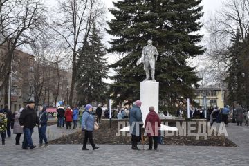 В Антраците состоялось долгожданное открытие сквера им. Шевченко, который был благоустроен в рамках программы Формирования современной городской среды на территории ЛНР