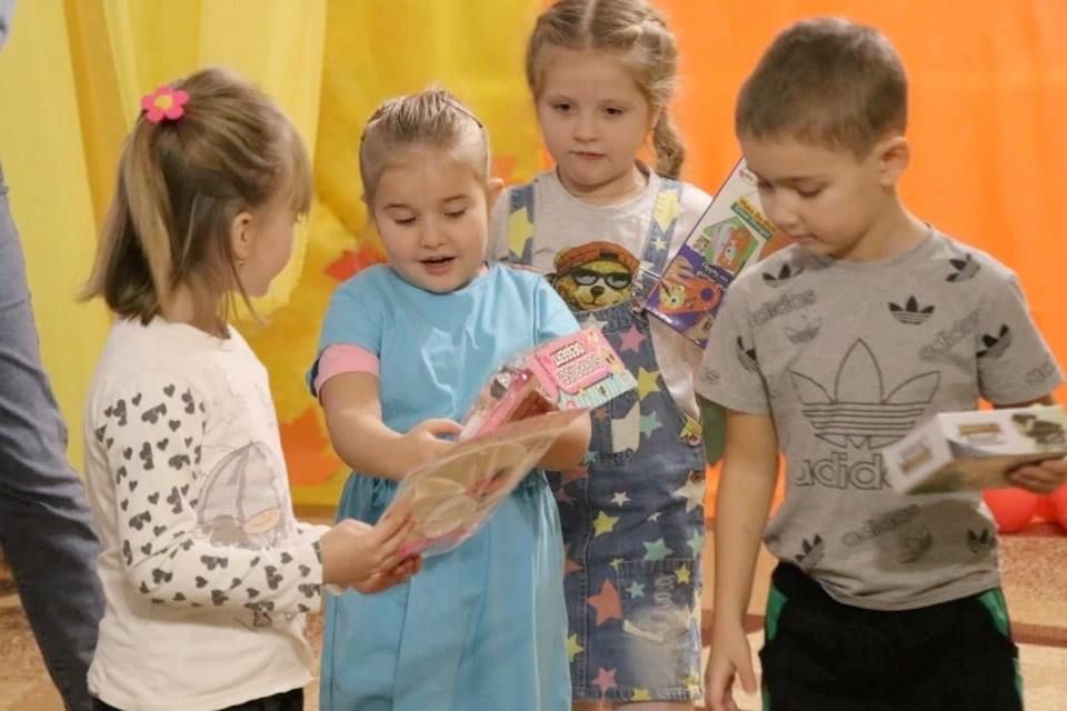 Такие маленькие и такие смелые: В ЛНР юным жителям передали 114 тысяч призов за храбрость