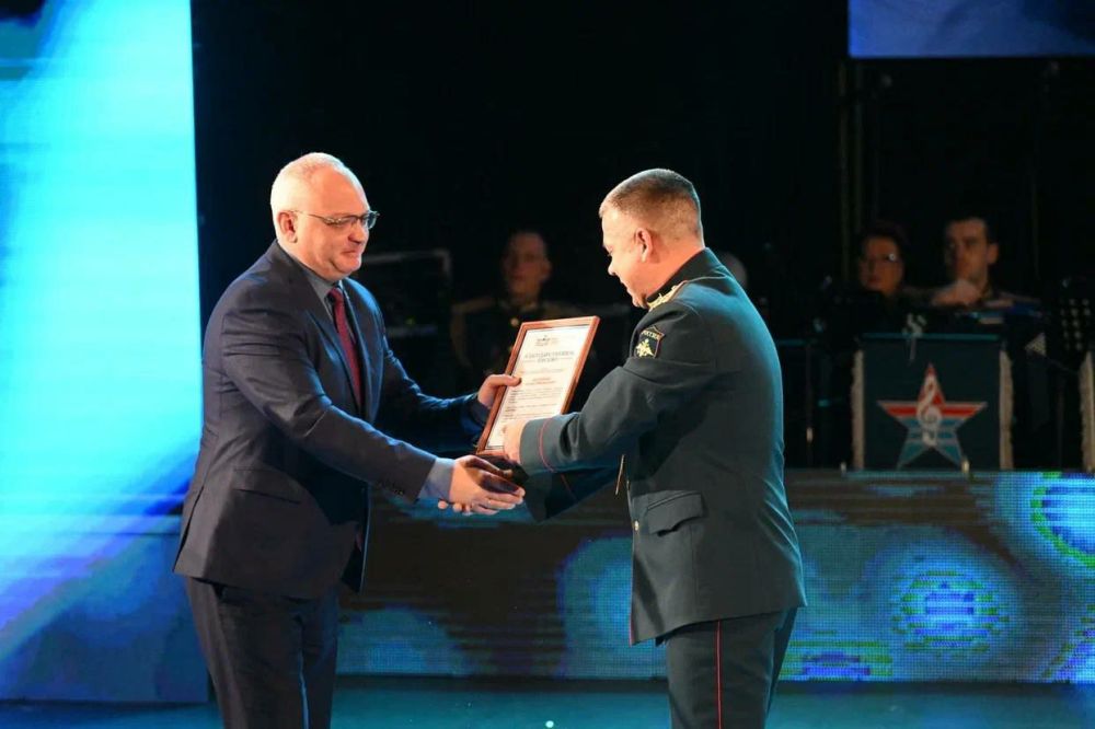 Заместитель председателя Общественной палаты ЛНР Антон Кондратенко принял участие в Большом праздничном концерте, посвященном 85-летию со дня образования Ансамбля песни и пляски Центрального военного округа в городе...