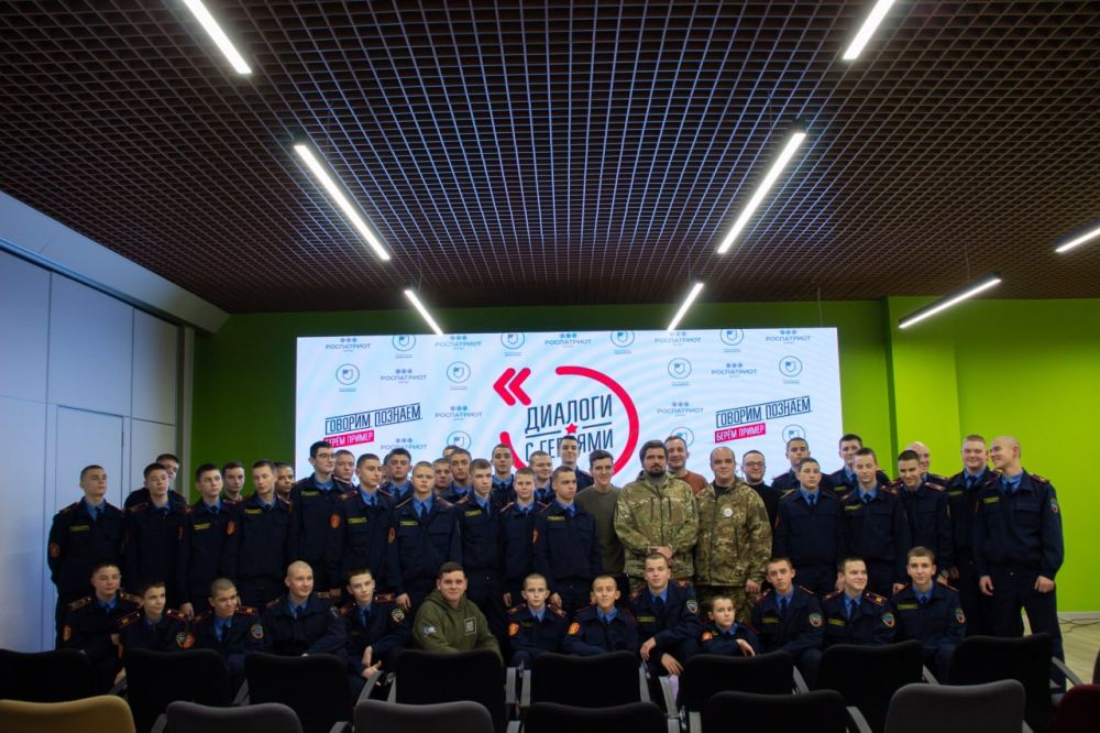 «Диалоги с Героями»: в День Героев Отечества в Доме молодёжи прошла встреча с бойцами СВО