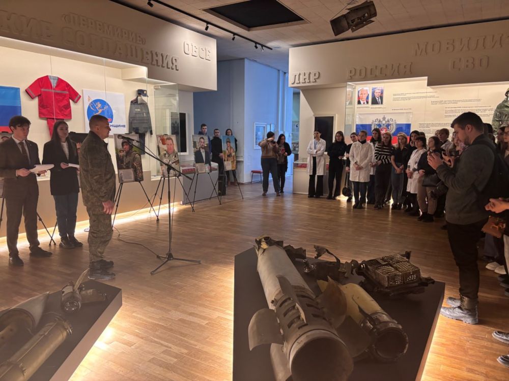 На базе Луганского краеведческого музея открылась региональная выставка «Единая Россия – единая Победа», приуроченная ко Дню Героев Отечества
