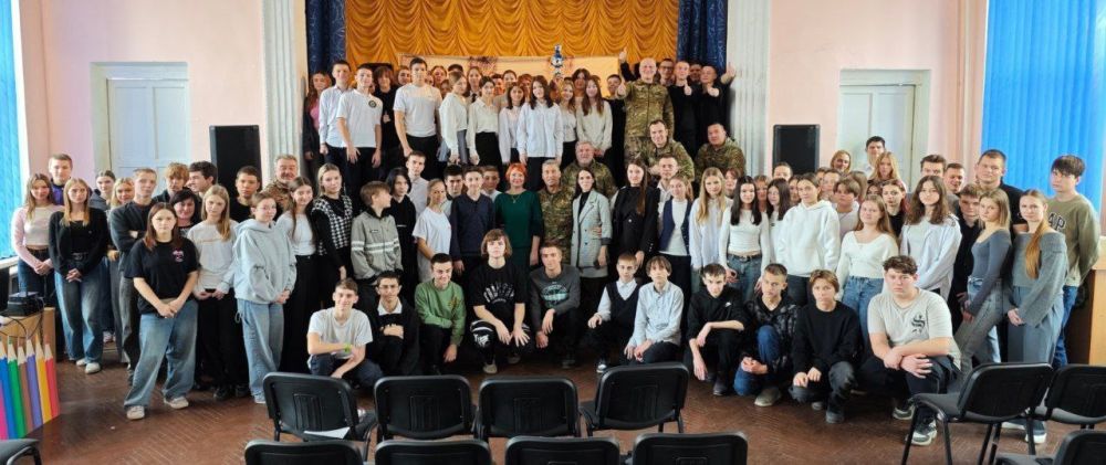 Артисты Фронтовой творческой бригады ансамбля песни и пляски Южного военного округа Министерства обороны РФ с позывным «Рубиновая звезда» провели концертную программу для обучаюшихся каменнобродской школы №28