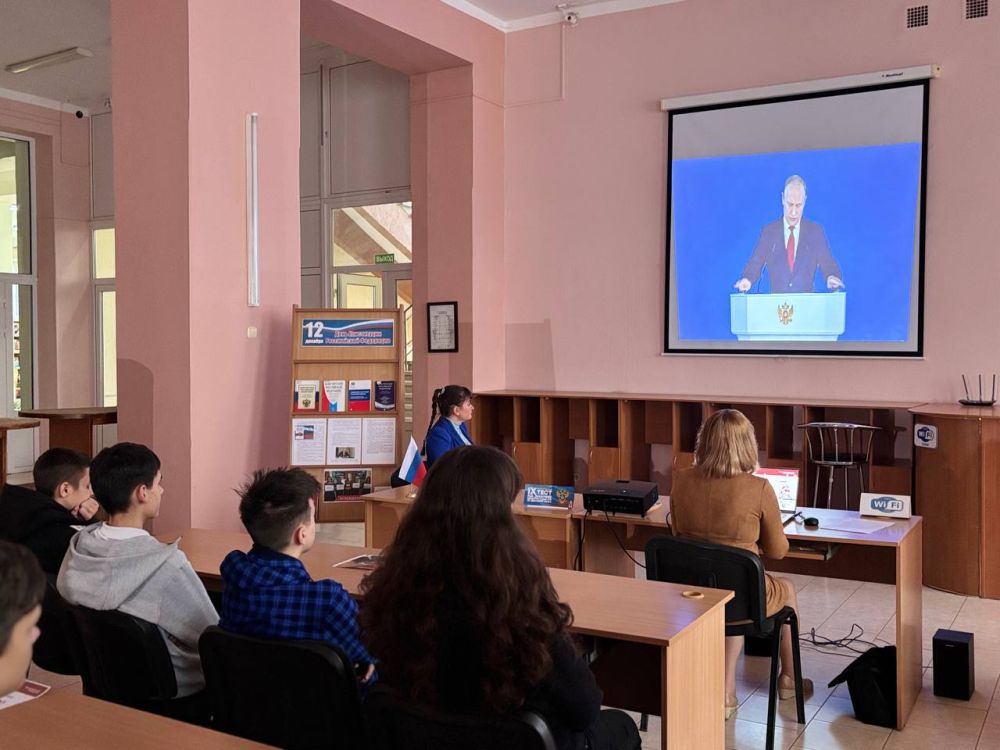 Встреча с юристом состоялась в стенах Луганской библиотеки имени М. Горького в рамках мероприятий, приуроченных ко Дню Конституции Российской Федерации