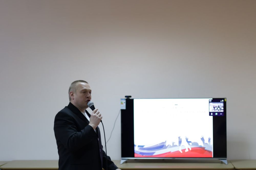 В Луганской молодежной библиотеке состоялся онлайн-интеллектуально-развлекательный квиз «Равнение на Право», приуроченный Дню Конституции РФ