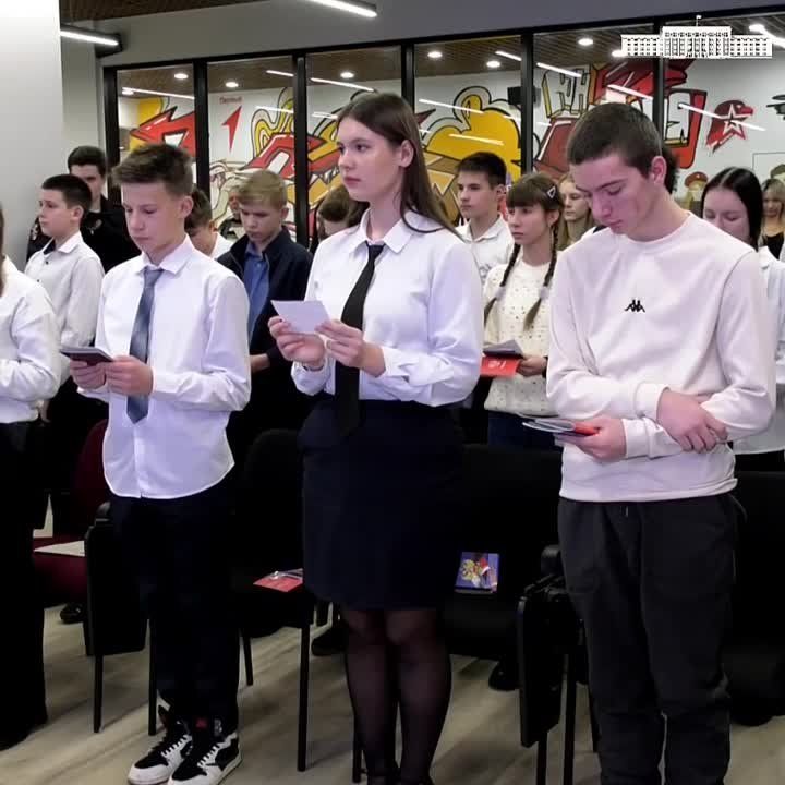 Торжественная церемония выдачи первых паспортов, приуроченная ко Дню Конституции Российской Федерации, прошла в Доме молодежи