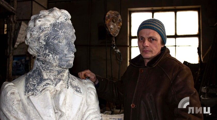 Десять лет спустя: скульптор из ЛНР реставрирует бюст Пушкина, найденный на развалинах школы