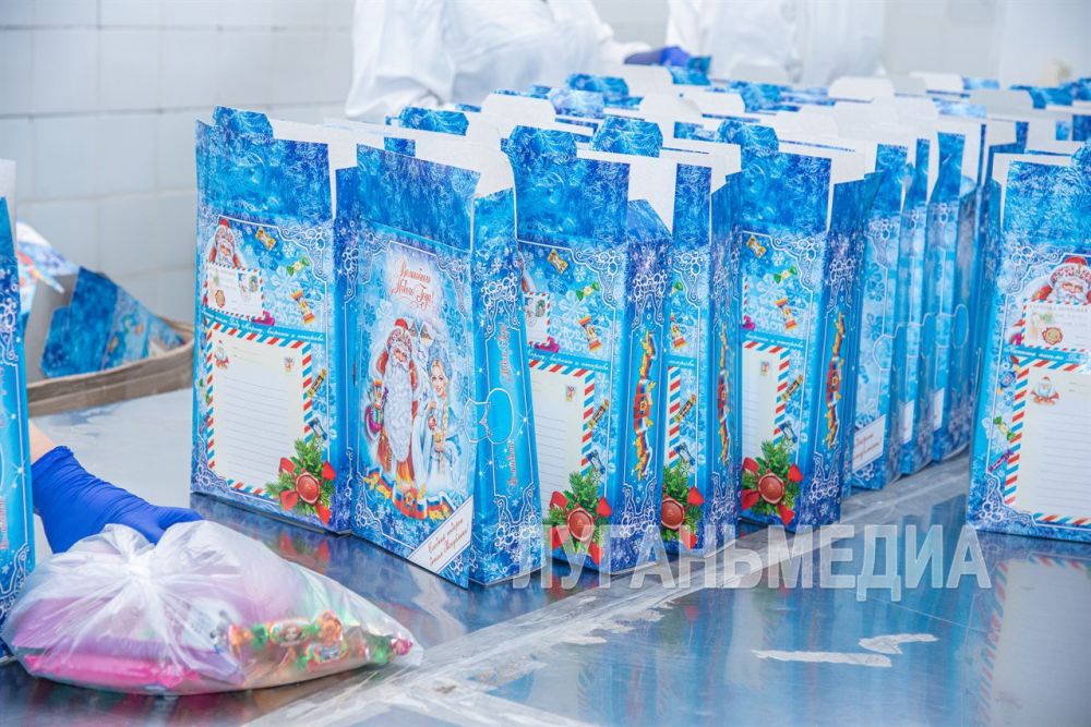Сладкие новогодние подарки получат почти 136 тысяч детей ЛНР