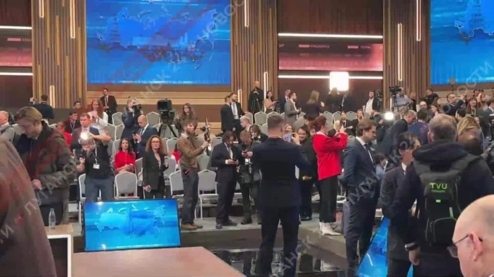 Журналистов уже пустили в зал, где пройдет пресс-конференция Президента России
