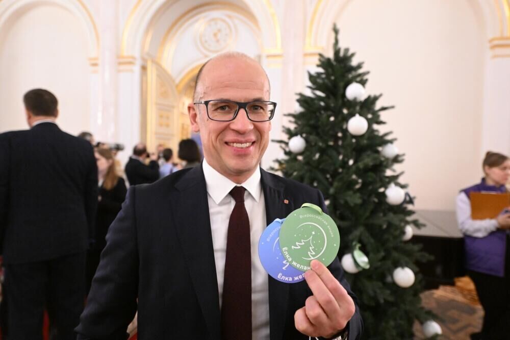 Глава Удмуртии принял участие в благотворительной акции "Ёлка желаний"