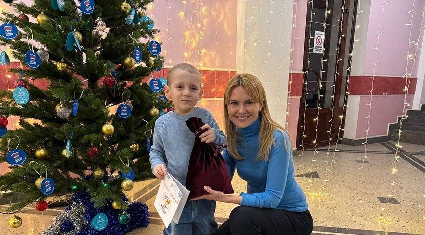 Сенатор исполнила новогодние желания четырех детей в ЛНР