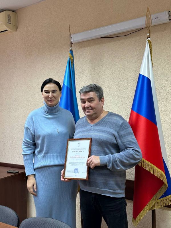 Временно исполняющий полномочия Главы муниципального образования городской округ город Луганск Луганской Народной Республики Пащенко Яна Валерьевна вручила благодарность Исполняющему обязанности Министра инфраструктуры и...