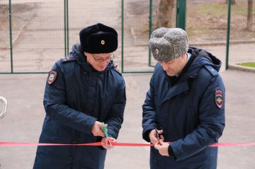 Алексей Кампф вручил ключи от квартир в новом общежитии троим стражам правопорядка