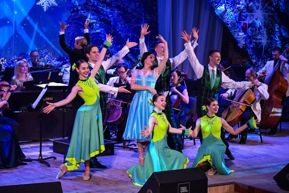 В Луганской академической филармонии представили концертную программу «Новогодний экспресс ностальгии и чудес»