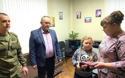 В Новоайдаре вдове погибшего участника СВО вручили Орден мужества