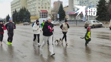 Любители бега собрались сегодня в легкоатлетическом манеже "Динамо"