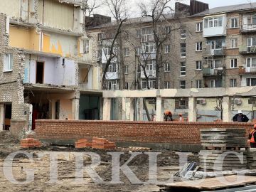 В доме на Ватутина, пострадавшем от украинских обстрелов, начали возводить новую стену